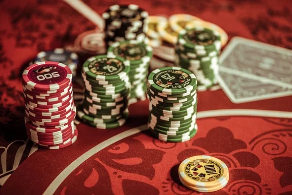 AduQ table interface on over 1 platform showing hand rankings and betting controls